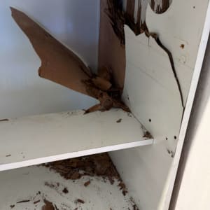 ארון פגום עם שבבי עץ וקרעים