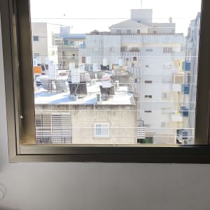 חלון אלומיניום עם נוף לבניינים