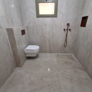 חדר אמבטיה עם שירותים ומקלחת