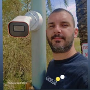 מצלמת אבטחה מותקנת על עמוד ליד אדם