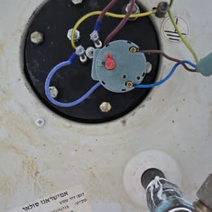 חלקים פנימיים של דוד שמש עם חיבורים חשמליים