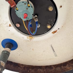 חלקים פנימיים של דוד שמש עם חיבורים חשמליים וצנרת.