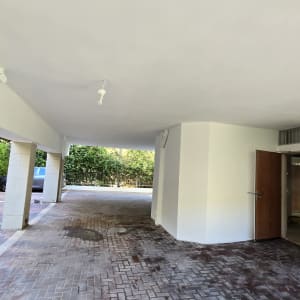 חניה מקורה עם קירות ותקרה צבועים