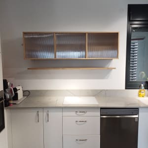 ארונות מטבח מעץ עם דלתות זכוכית מחוספסת