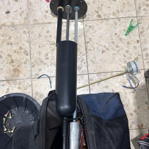 חלקי דוד שמש וכלי עבודה על רצפה