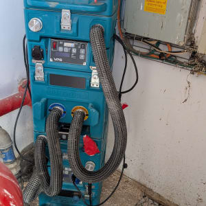 מכונת ייבוש עם צינורות וחיבורים