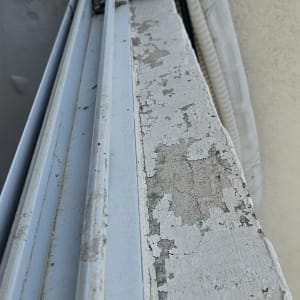 מסגרת חלון מתקלפת עם חוטים חשמליים