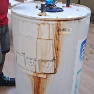 דוד שמש עם חלודה ותיקון על ידי אדם