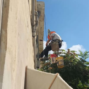 אדם בעבודות גובה עם חבלים ודליים