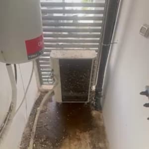 מזגן מלוכלך עם לכלוך על הרצפה