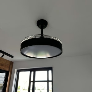 מנורת תקרה עגולה מותקנת על תקרה לבנה