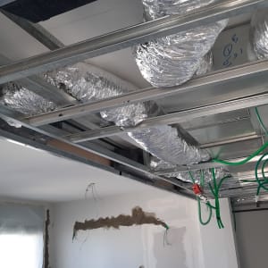 תעלות אוורור ותשתית חשמל בתהליך שיפוץ תקרה