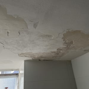 תקרת חדר עם קילופי צבע ונזקי רטיבות