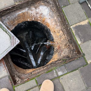 פתח ביוב פתוח עם מים זורמים