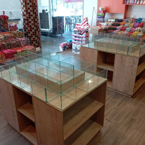 שולחנות עץ עם מחיצות זכוכית בחנות ממתקים