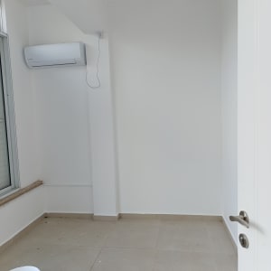 דלי צבע לבן על רצפה בחדר ריק