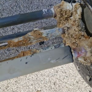 צינורות עם הצטברות אבנית על דוד שמש