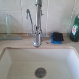 ברז נשלף מעל כיור מטבח לבן