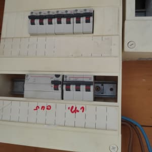 לוח חשמל עם מפסקים וחוטים