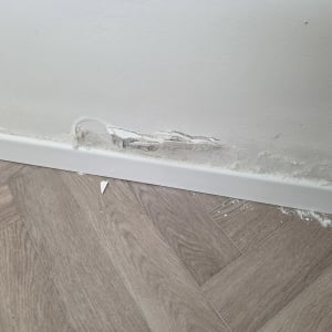 נזק לקיר עם סימני רטיבות ותיקון