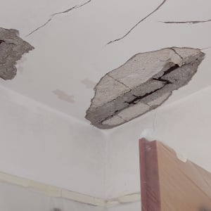 תקרה עם סדקים וחורים, קיר עם ניילון מגן