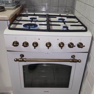 תנור גז עם כיריים במטבח