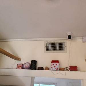 מצלמת אבטחה מותקנת על הקיר עם חוטי חשמל