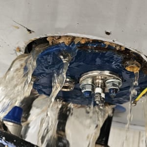 דליפת מים מדוד שמש עם ברגים וצינורות