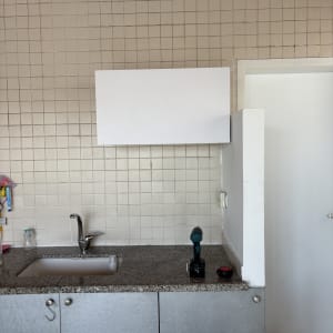 מטבח עם כיור, מקדחה וכלים על השיש