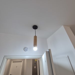 מנורה תלויה מהתקרה עם נורה דולקת