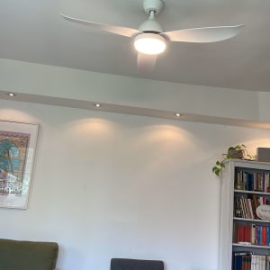 מאוורר תקרה עם תאורה דולקת