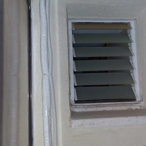 צינור מיזוג אוויר מחובר לקיר חיצוני