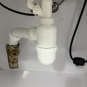 צנרת פלסטיק מתחת לכיור עם חיבורים