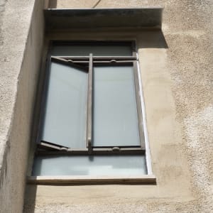 חלון אטום בקיר חיצוני של בניין