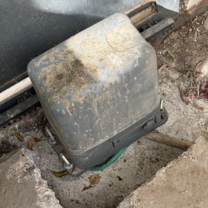 מנוע חשמלי לשער עם כבלים ירוקים