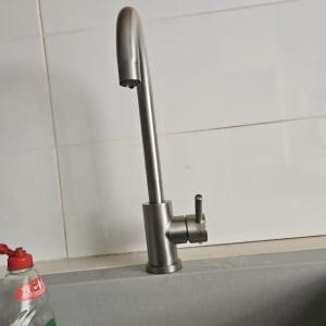 ברז מטבח נירוסטה עם כיור וחומר ניקוי