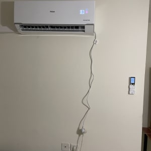 מזגן מותקן על קיר עם שלט רחוק