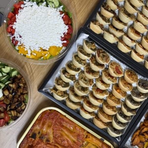 מגשי אוכל עם סלטים ומאפים מגוונים