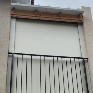 סוכך מתכת עם מסגרת עץ מעל חלון