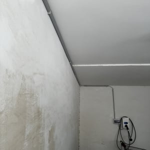 מטען לרכב חשמלי מותקן על קיר חניה