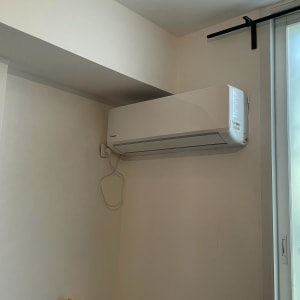 מזגן קיר לבן מותקן על קיר פנימי