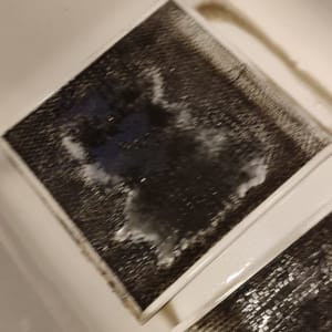 ניקוי פילטרים של מזגן עם מים וסבון