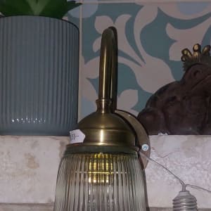 מנורת קיר עם אהיל זכוכית מחורץ