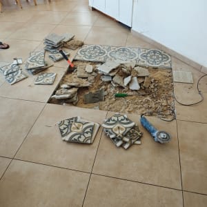 תהליך פירוק והחלפת אריחי ריצוף מעוטרים ברצפת הבית