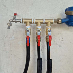 ברזים וצינורות על קיר, עבודה בתחום האינסטלציה