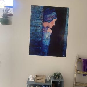 תמונה של אישה בכחול על הקיר