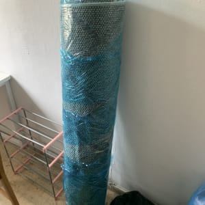 שטיח מגולגל עטוף בניילון כחול