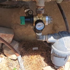 מד לחץ מים וצינורות חיבור