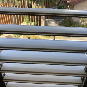 תריסים נקיים עם אור שמש חודר מבחוץ