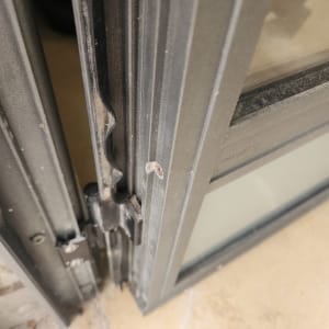 ציר דלת מתכת עם מנגנון נעילה